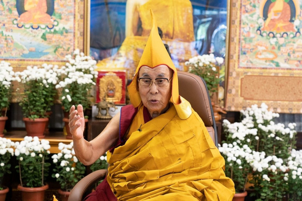 1959年3月，達賴喇嘛在藏人反對中國統治的武裝衝突失敗後離開西藏，在印度建立了西藏流亡政府，如今已是西藏「抗暴日」63周年，作者指出北京應讓達賴喇嘛尊者自由返回西藏。示意圖／擷自達賴喇嘛臉書