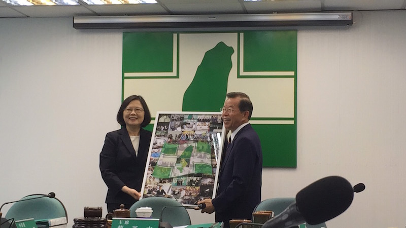 蔡英文送給謝長廷照片集錦，並稱台日關係邁入新紀元。（謝辦提供）