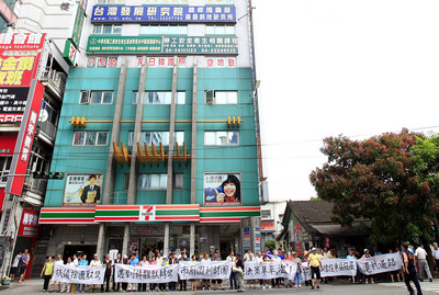 台中鐵路高架化通車在即，橫亙前後站的大智路直線打通問題，拖延數年未決。市府已開過三次公聽會，並變更都市計畫土地使用分區，亦獲市議會支持，並預估編9億元補償大智慧大樓，直線打通案勢在必行。（本報資料照片）