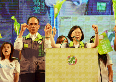 民進黨新北市長參選人游錫堃(前左)19日晚間舉行競選總部成立大會,黨主席蔡英文(前右)出席站台,籲民眾支持,讓游得票破百萬。(中央社)