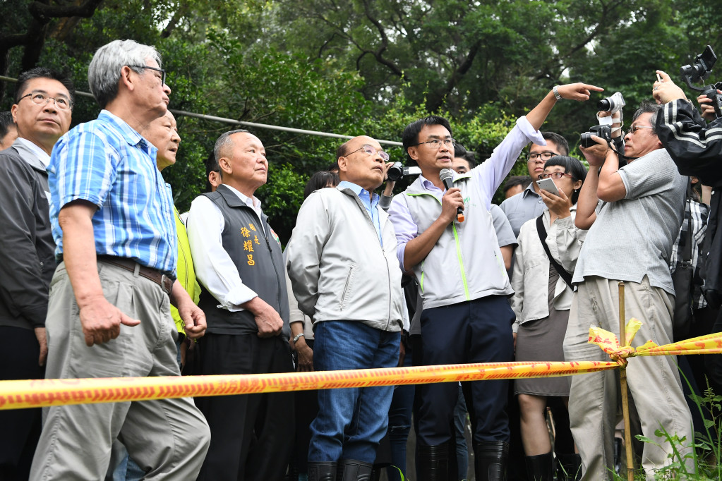 蘇貞昌下午赴苗栗視察秋行軍蟲防疫工作時表示，希望全民警覺，大家努力來發覺秋行軍蟲，如有發覺，我們立刻全面圍堵、清除，並且給相關業主最高的獎勵、補助。圖／行政院