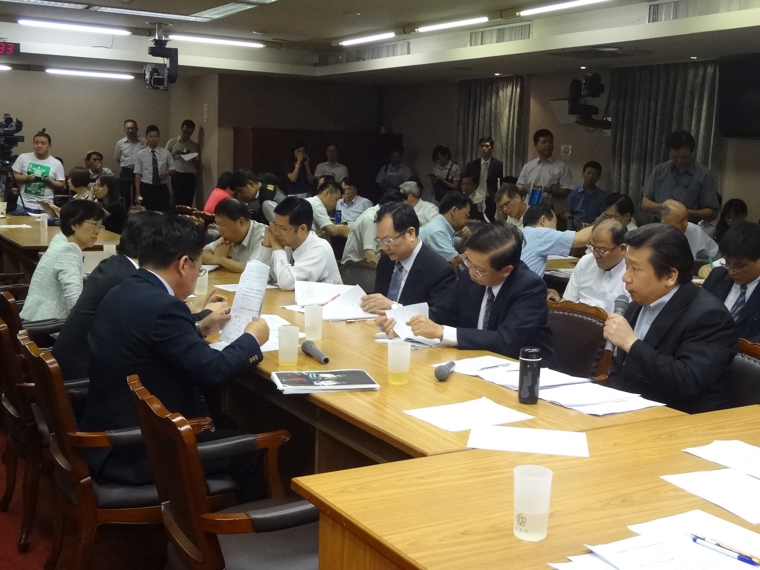 中國國台辦主任張志軍訪遭潑漆事件，陸委會副主委張顯耀今天（30日）受民進黨團邀請出席說明時，證實地點是陸委會決定。（劉明堂攝）