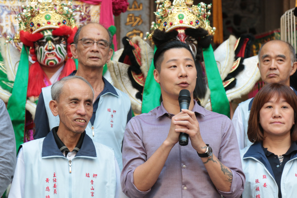 艋岬青山王遶境周末即將登場，今年首次結合傳統祭典與搖滾音樂祭，時代力量立委林昶佐14日表示，將履行對選民的承諾，解除「封麥」、親自登台演出。圖／林昶佐國會辦公室提供