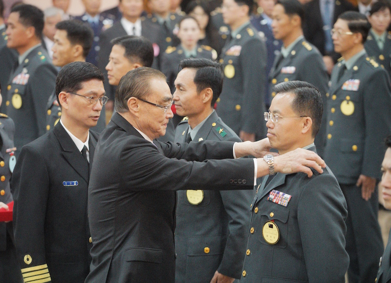 國防部長馮世寬今天為晉任將官的高階軍官授階。圖/張良一