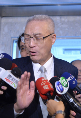 前副總統吳敦義出席「社團法人慈光愛心會」舉辦「大愛獎」頒獎典禮,對於參選國民黨主席的問題仍不願正面回應。圖/中央社