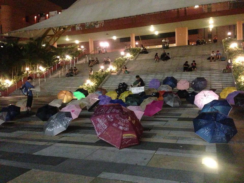 占中，不少香港民眾將雨傘當成畫布，在傘上抒發訴求，成為名符其實的雨傘革命。（翻攝自香港獨立媒體網）