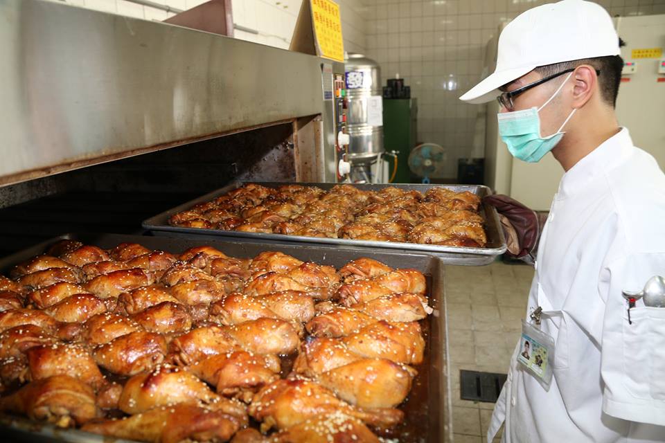 陸軍58砲指部食勤團的美食，料好實在味讚，被稱為國軍部隊的「米其林餐」。(圖片取自國防部發言人臉書)