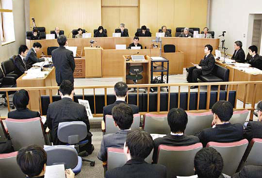 陪審團是一群6至12人的素人陪審員，不受法官控制與干涉地獨立審判，其主要工作是認定事實，對被告進行有罪無罪的審判。(圖取材於網路)