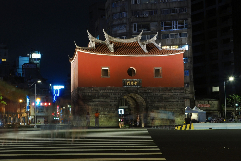 時代ê痕跡刻tī建築ê身--上，對文化有信心ê民族bē kā古蹟看無，因為古蹟就是民族ê歷史。圖／張家銘