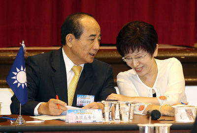立法行政部門議事運作研討會14日下午在國民黨智庫舉行，國民黨高層總動員，看似團結卻是貌合神離，各有盤算。（圖為立法院長王金平（左）與國民黨總統參選人洪秀柱（右），中央社資料照）