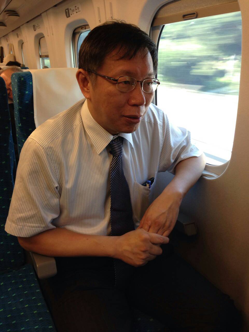 無黨籍臺北市長參選人柯文哲今(28)日持續在日本的「國際都會研習之旅」,結束在大阪最後一站行程後,柯文哲一行搭乘新幹線前往東京。