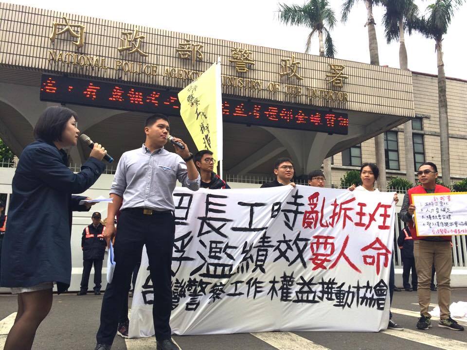 台灣警察工作權益推動協會跟幾名現職員警到警政署前抗議長久以來的人力不足造成超長工時跟常態加班，以及績效浮濫的狀況讓員警身心俱疲導致自殺過勞事件頻傳。圖／李秉芳