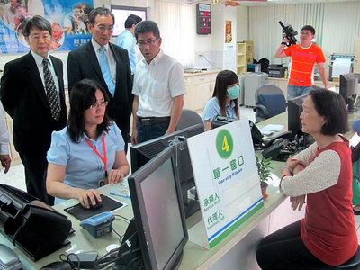 健保支出明年將比今年至少高出238億元，首度破6,000億元，其中低推估值4.025%創有史以來新高。(圖片:民眾換領健保卡／中央社資料照片)