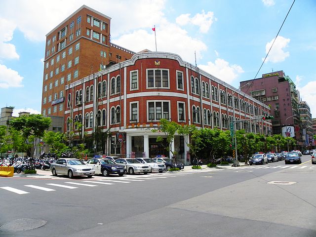 前台北市警局大同分局，現為臺灣新文化運動紀念館。白色恐怖時代國民黨利用警察監管人民，使警察或警察局成為無限恐懼的化身。(圖片: 維基百科，原攝影者: 玄史生，20120715)