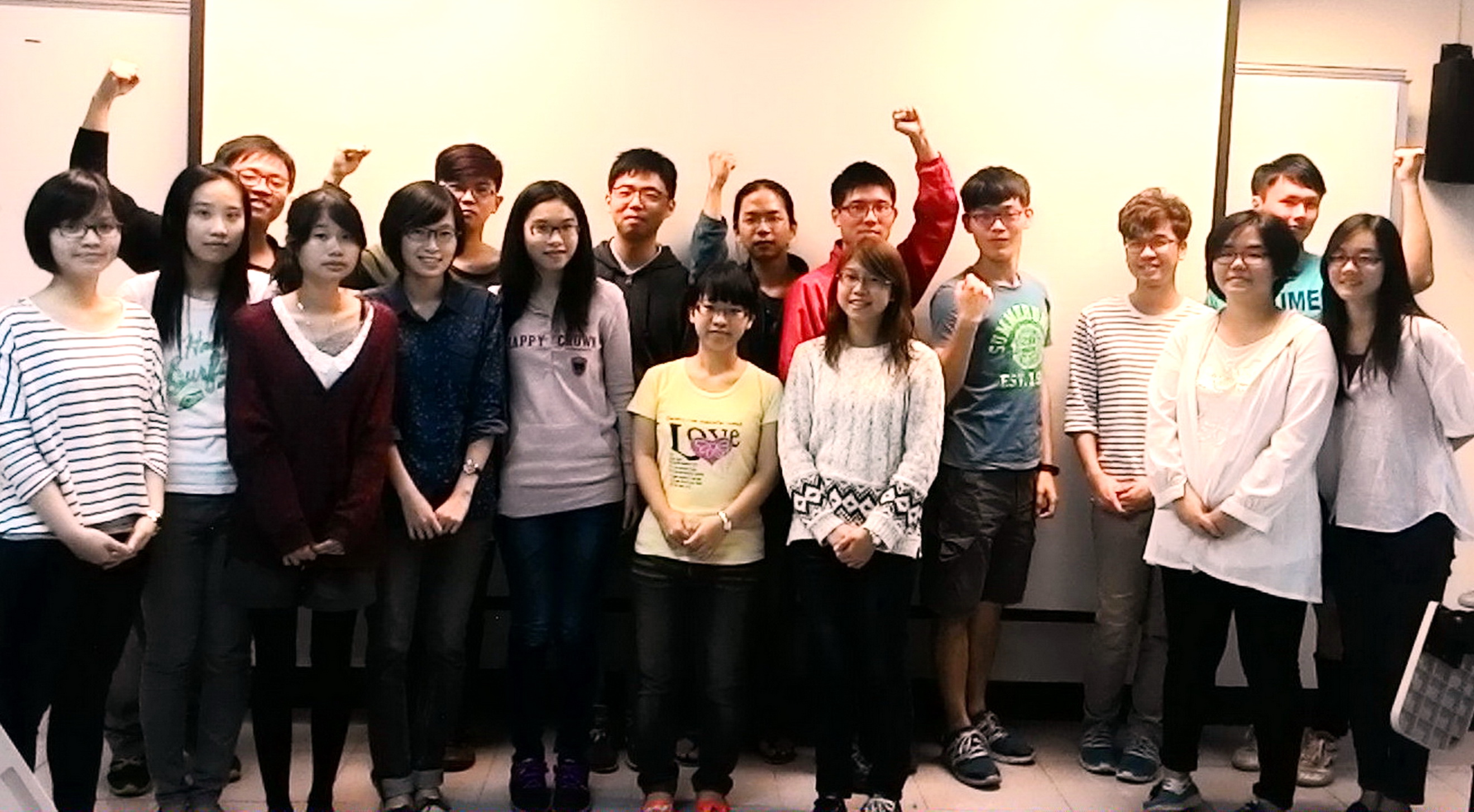 左四為發起人施昱與高醫「新謬思」主要幹部，右為參與座談的曾任期刊主編黃奕涵（記者陳俊廷攝）