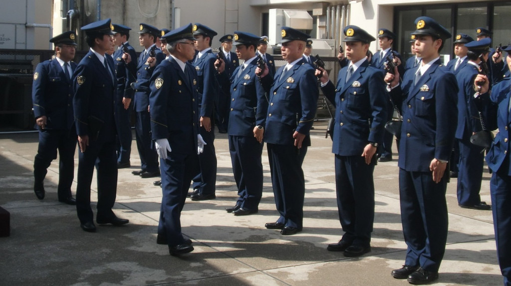 日本警察熱忱為民服務，獲得民眾信賴，成功建立良好的警民聯防關係，為優質治安奠下根基。圖／正在接受校閱的石川縣警察。擷自維基百科，公有領域