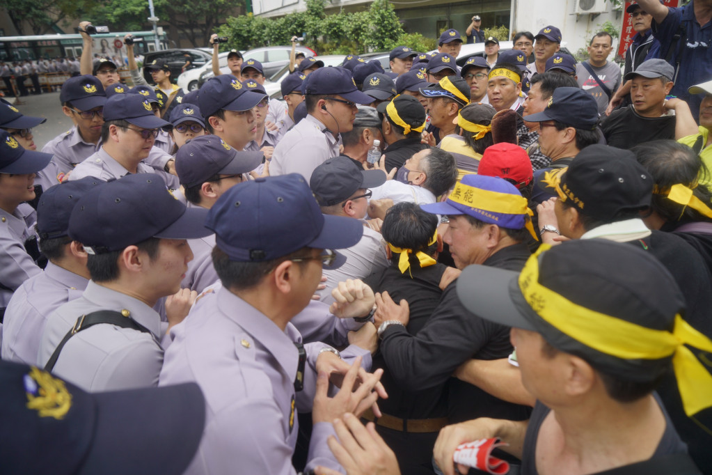 419反年改群眾暴力，北市警統計，共有14起違法案件、25名滋事分子，已確認3人身分，逮捕1蔣姓嫌犯，將持續蒐證依法嚴辦。圖／張良一