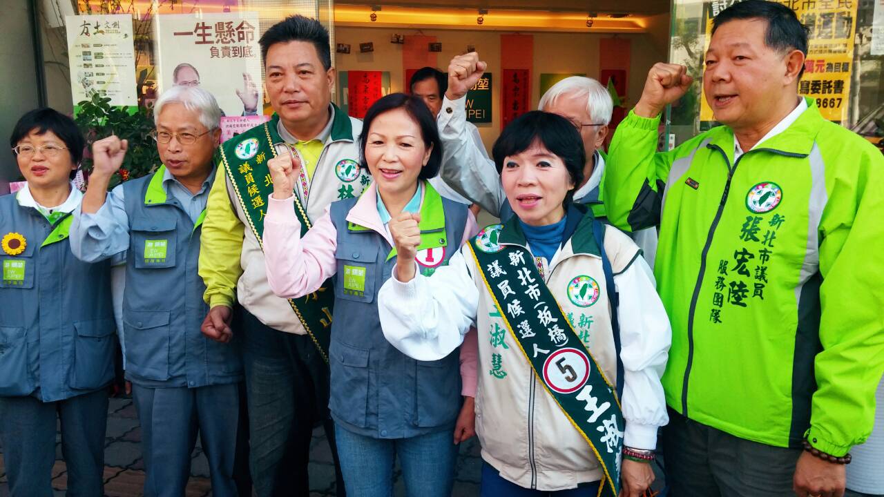 選戰進入倒數9天，民進黨新北市長候選人游錫堃妻子楊寶玉今(20)日繼續代夫出征，在板橋、浮洲、溪崑車隊掃街。﹝游錫堃競選辦公室相片提供﹞