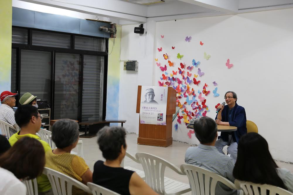 台中市立圖書館「讀一本書講座」27日上午10點在沙鹿深波分館登場。圖為謝里法與讀者互動。圖／台中市文化局 