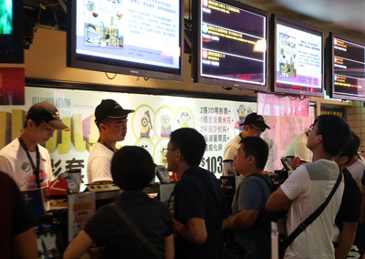 台北市去年曾放颱風假卻碰到無風無雨，讓柯文哲喊出「對不起國家民族」，檢討後卻行文中央建議颱風假應補班課，但立刻引來民眾以及其他縣市反彈。（圖為颱風假民眾跑去電影院看電影，中央社資料照）