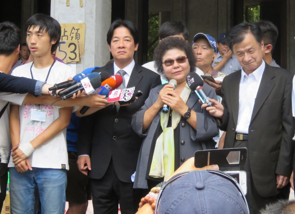 高雄市長陳菊、台南市長賴清德、桃園市副市長邱太三及台中市政府代表,今天前往教育部探視學生,並說明早上在行政院院會的提案。(記者林冠妙攝20150806)