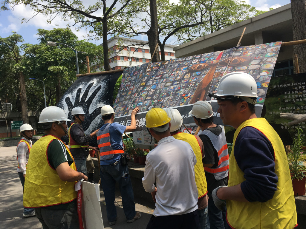 拆除工人將原轉小教室背板從捷運站出口移到二二八公園內，接下來要如何處理屬公園管理處權責。圖／李秉芳