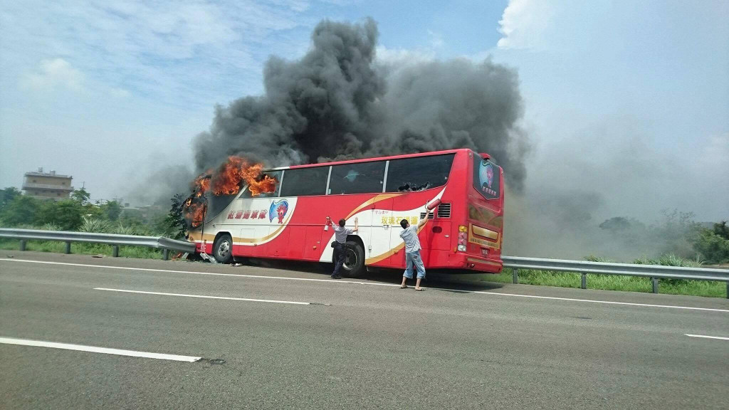 國道火燒車重大事故造成26死。(翻攝爆料公社，網友彥成提供)