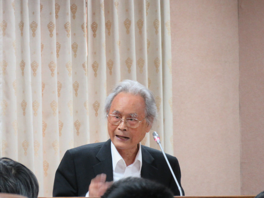 「禍延三代，冤向誰訴」?蔡寬裕特別反駁國民黨智庫顧問李訓民拆中正紀念堂說法，指三年前文化部長龍應台帶外國學者參訪，早上去六張犁受難者亂葬崗，下午卻參訪膜拜加害者的中正紀念堂，東德學者直言，他覺得精神錯亂，「你們台灣人是怎樣」？(記者唐詩攝影)20160502