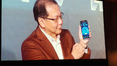 中華電信今日一早傳出4G訊號不穩問題，狀況遍及全台，中華電信也坦言正在搶修中，估午前恢復。（圖為中華電董事長蔡力行測試4G網速，中央社資料照） 