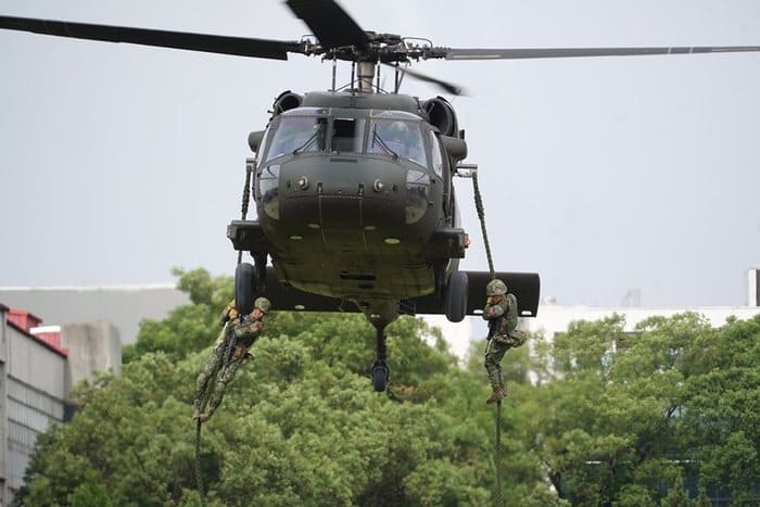 空軍所屬的黑鷹行政專機今早載參謀總長沈一鳴上將到東部地區的高山站台視察，並代表總統慰問官兵，在新店與宜蘭上空突然失速，於桶後溪附近光點消失，國軍已全面展開搜救中，目前陸軍第六軍團的蘭陽指揮部已經受命前搜救中。圖／取自國防部網站