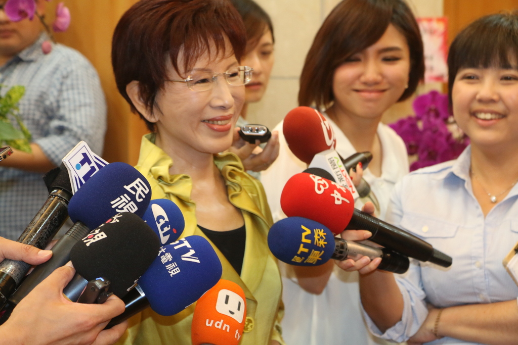 立法院副院長洪秀柱回應立委管碧玲貼出勒頸舊照說：「還要再提是誰先動手的嗎？」（記者何豪毅攝）20150616