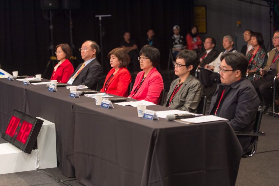 2014年底首都市長爭奪戰國民黨候選人連勝文、無黨籍候選人柯文哲首場電視辯論會今晚登場,第二階段公民代表提問部分,主婦聯盟基金會祕書長賴曉芬提問延役運轉核一、核二廠問題以及近來食安問題。﹝黃謙賢攝影﹞