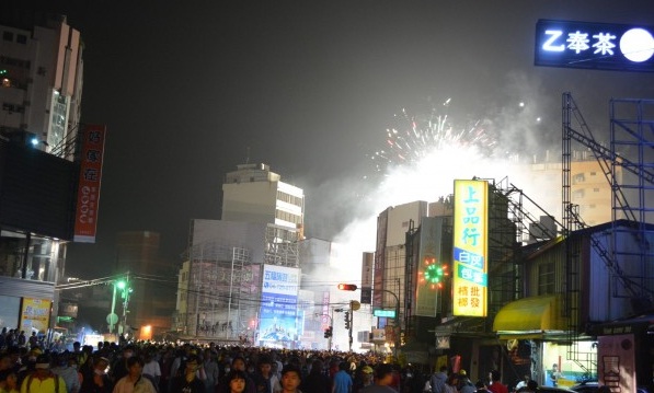 大甲媽祖遶境每在彰化發生陣頭或角頭製造衝突風波，中市也有零星發生，為原祥和之遶境帶來暴戾之氣，甚不可取。而沿途燃放大量鞭炮製造空汙和噪音，也使遶境祈福美意走了樣。(圖片摘自網路)