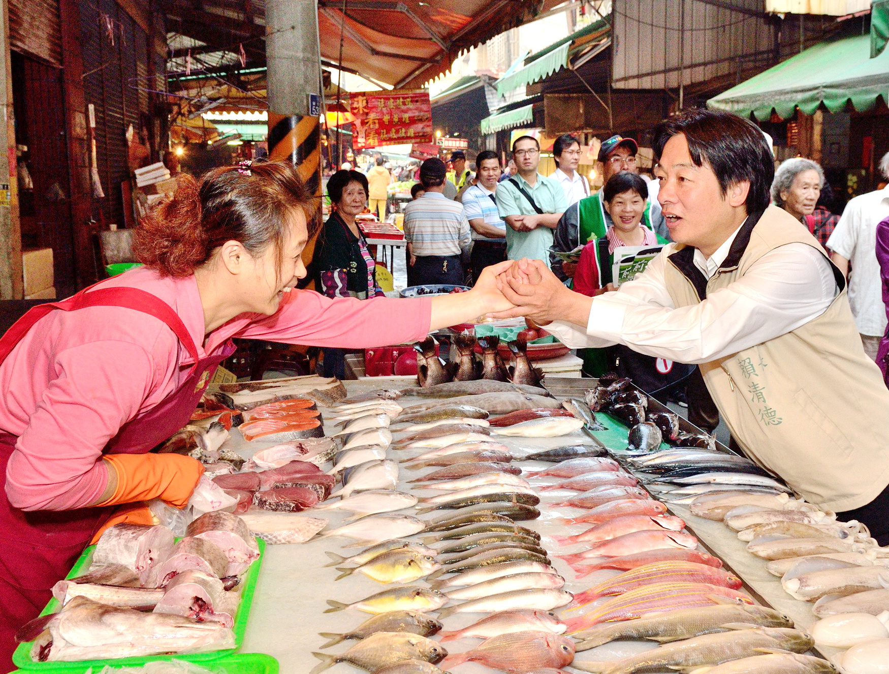 賴清德在新營市場爭取魚販老闆娘支持（記者陳俊廷攝）