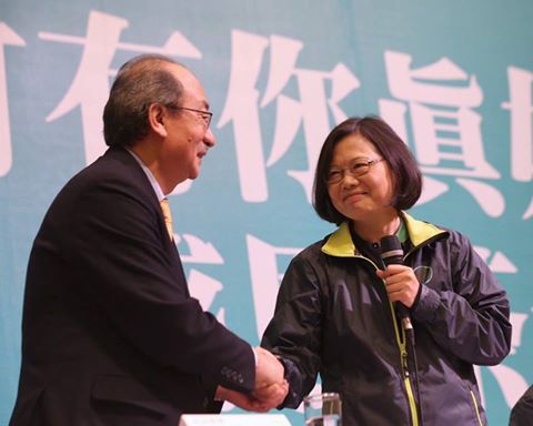 柯建銘退出立院龍頭之爭，蔡英文肯定他在立院堅守台灣價值，點滴建立民眾對民進黨的信賴。（摘自臉書）
