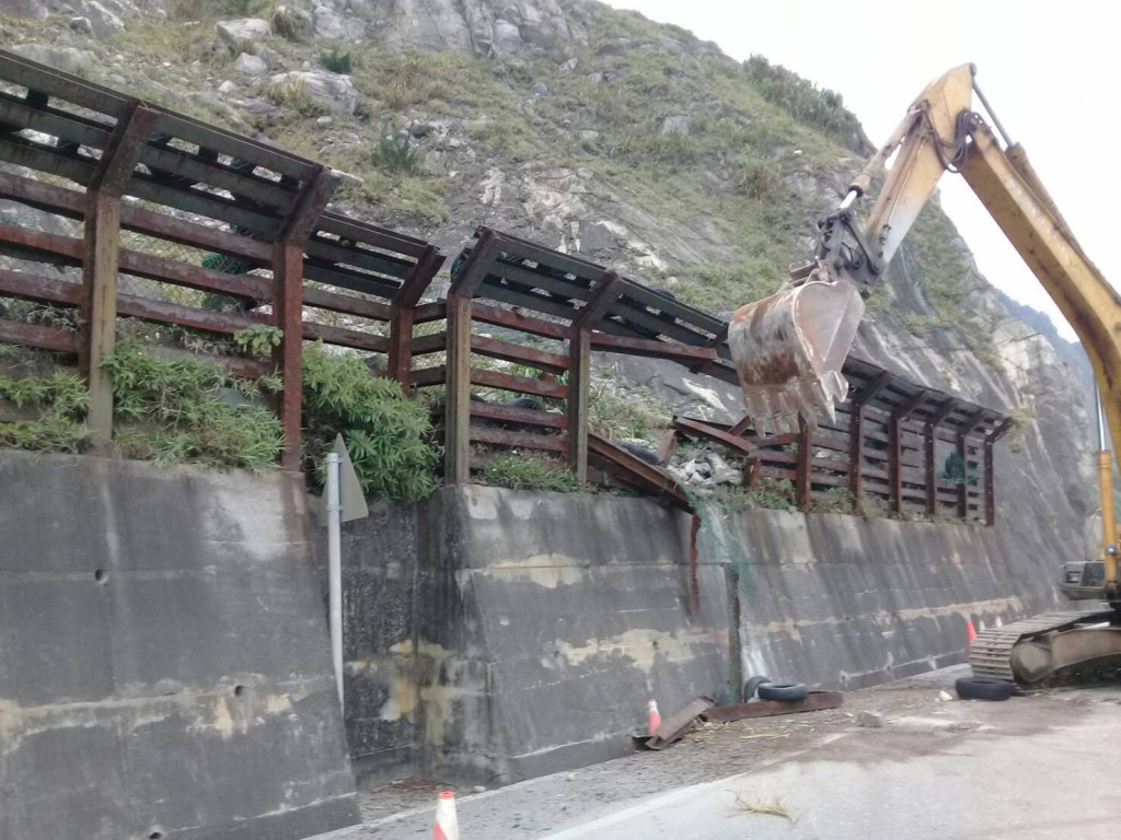 蘇花公路台9線164.5k巨大落石衝破鋼鐵護欄。圖／公路總局提供