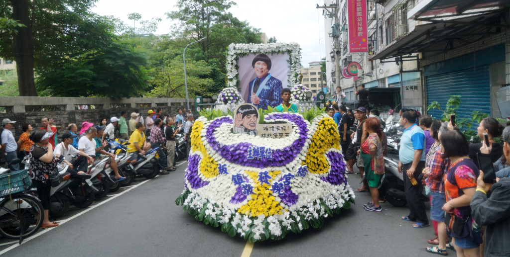 袂閣有藝人ē-tàng親像豬哥亮遮爾韌命，按青埔行--來，山火燒袂去，不管時充滿性命力ê草地大人物。圖／張良一攝