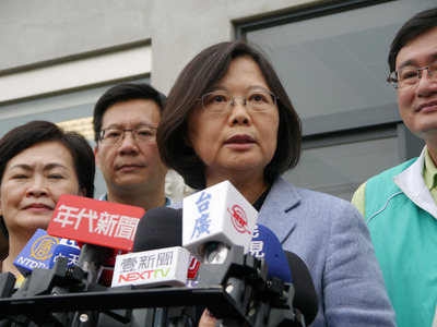 民進黨主席暨總統參選人蔡英文今日表示,朱立倫以台灣人口最多的直轄市長身分帶職參選,是台灣民主選舉以來第一次,重點是他曾經對選民所做的承諾,以及有沒有盡到對選民付託的責任,這是外界最大的質疑。(中央社20151020)