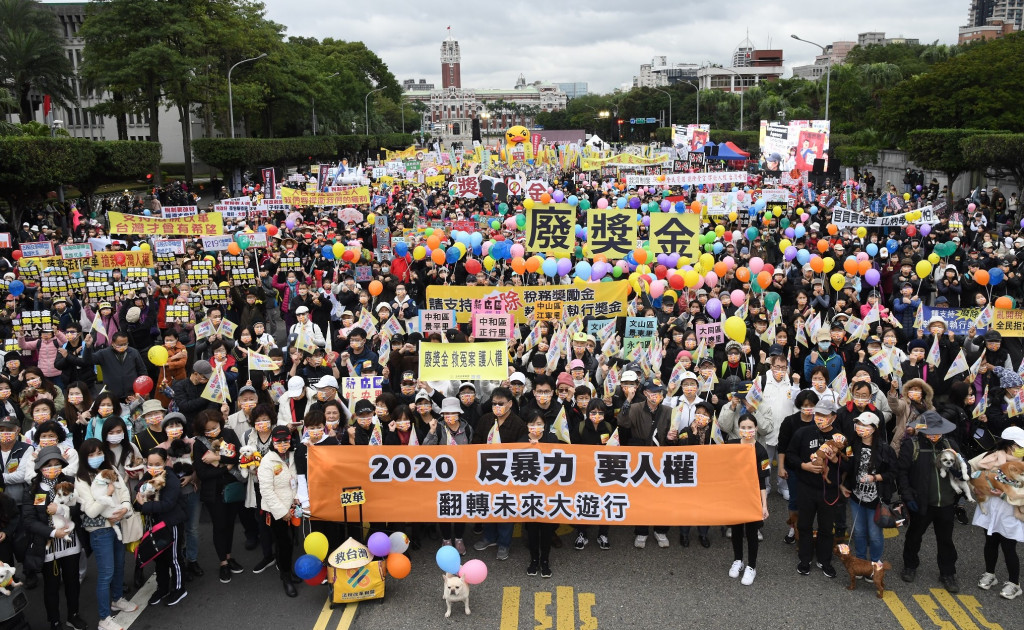 法稅改革聯盟、平反1219行動聯盟、臺灣財經刑法研究學會等50餘個公民團體及全台各鄉里辦公室19日共同齊上凱道舉辦萬人「反暴力，要人權，翻轉未來大遊行」呼籲全民響應「廢獎金運動」