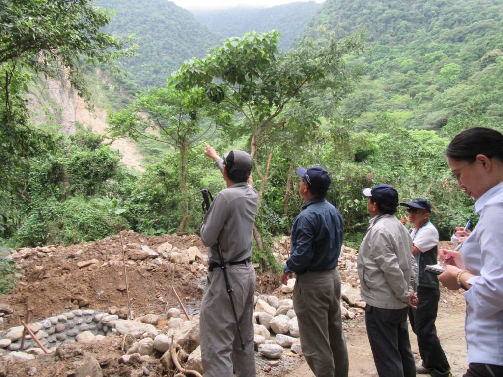 震後，緊鄰空軍基地佐倉步道邊坡土石崩落，林管處今邀專家前往會勘。圖／王志偉翻攝