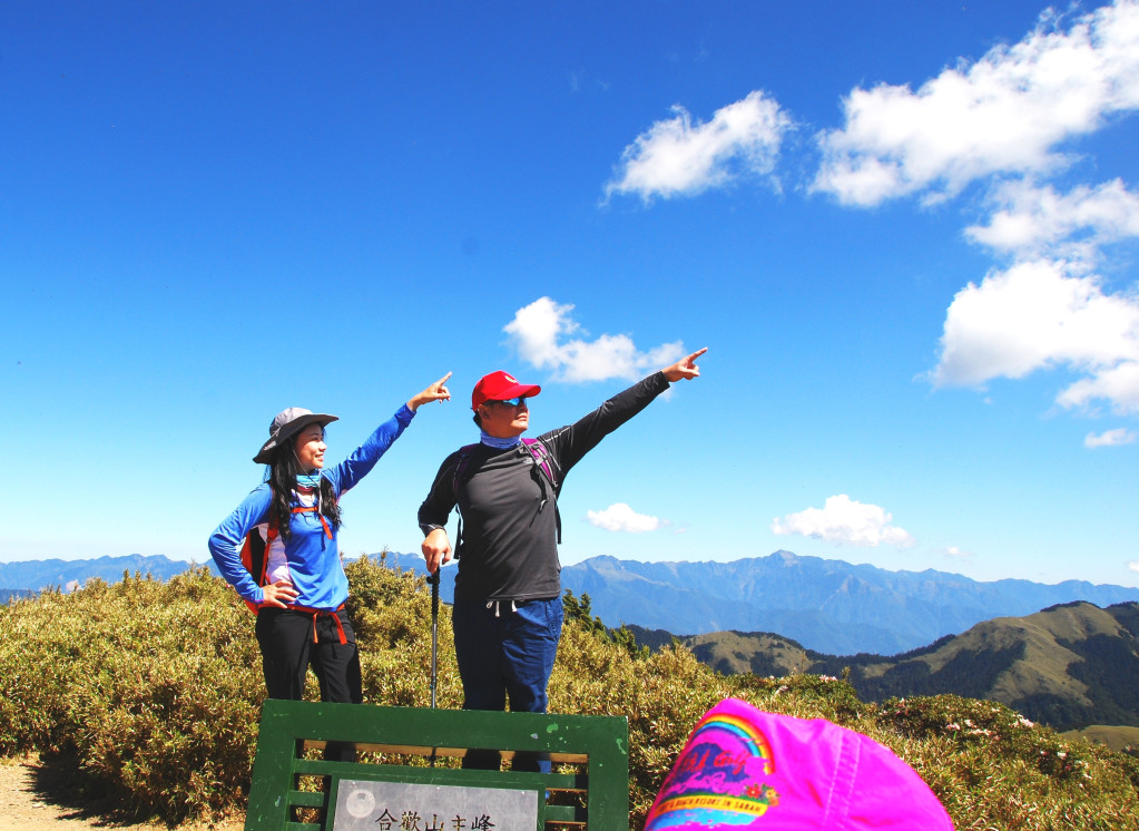 海拔3,417公尺的合歡山主峰，後方最高峰是台灣第二高山雪山。呂自揚攝影