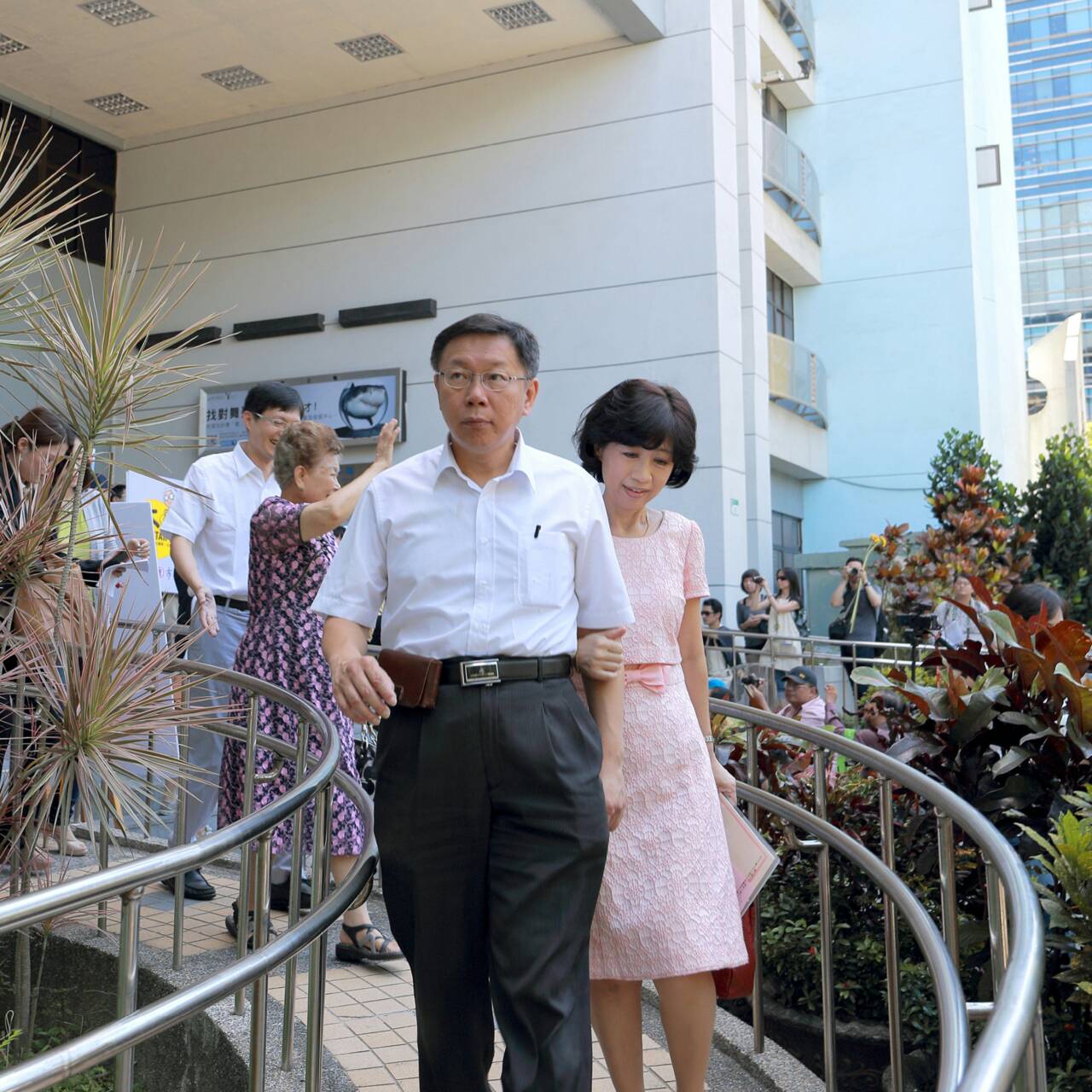 無黨籍台北市長候選人柯文哲今晚在臉書表示，自己第一次參選，很多民眾提醒他可能要面對選舉的奧步，也有人建議他的太太陳珮琪應與不應做什麼，他認為做自己就好。﹝圖，柯文哲競選辦公室提供﹞