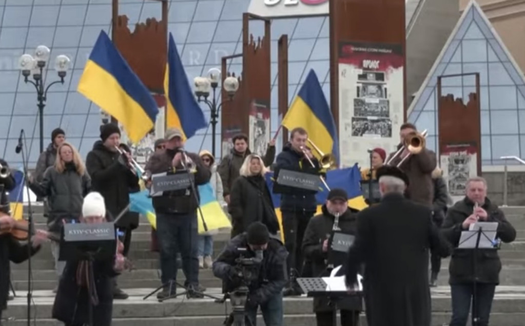 烏克蘭是獨立國家，普丁睜眼說瞎話，認為烏克蘭是俄羅斯一部分。中共同樣不接受兩個中國，但台灣民意基金會最新公布的統獨調查，支持獨立者創新高來到53%。圖為烏克蘭交響樂團在戰火中演奏國歌鼓舞人心。擷自公視新聞影片 2022.3.10