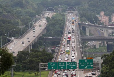 中秋連續假期即將到來，雖然交通部認為取消國道夜間收費跟塞車無關，不過今年中秋假期，交通部為避免民怨，決定還是依照往例，假期間取消國道夜間收費。（圖為今年端午國5交通狀況，中央社）