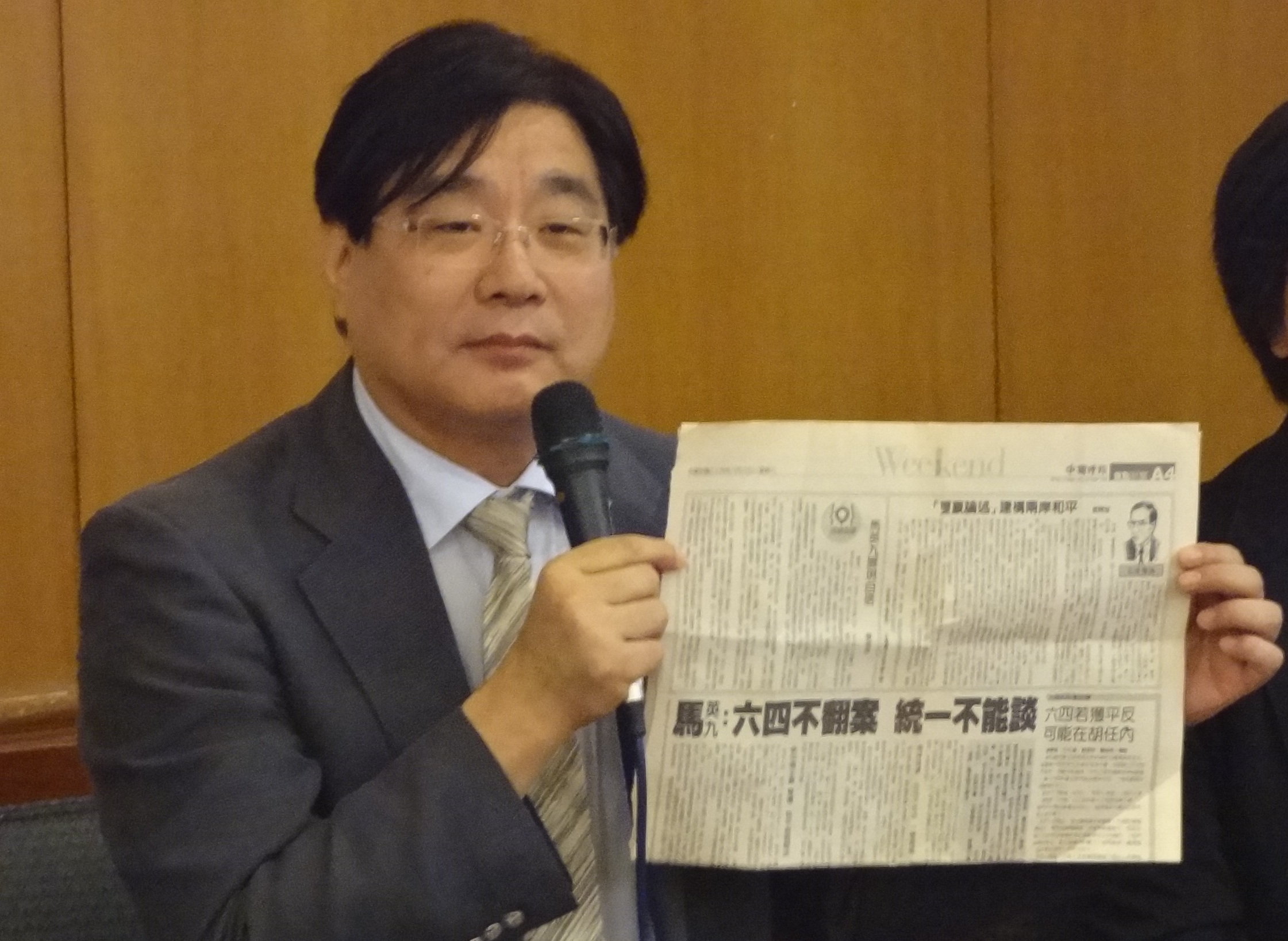   台灣關懷中國人權聯盟理事長楊憲宏今天（3日）在記者會上指出，馬總統對於六四的態度，一路走來並不如一。（記者劉明堂攝）