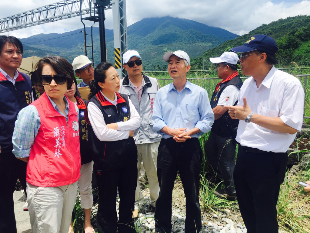 交通部長賀陳旦於6月30曰視察東部鐵、公路交通重大建設,隨同人員有鐵路局長周永暉、公路局長趙興華、立委蕭美琴、徐榛蔚人。(圖/東辦提供)