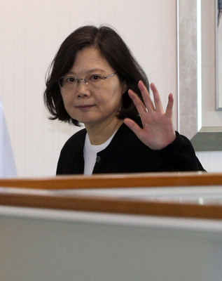 身兼民進黨主席的蔡英文總統16日表示，千萬不要以為人民投票給民進黨，就可以安穩地做四年。圖／中央社