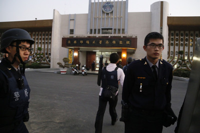 大寮監獄挾持事件，6囚挾人質越獄不成，發表5點聲明後開槍自殺，監委調查後今天回應死諫，提案糾正法務部。圖／中央社（資料照片）