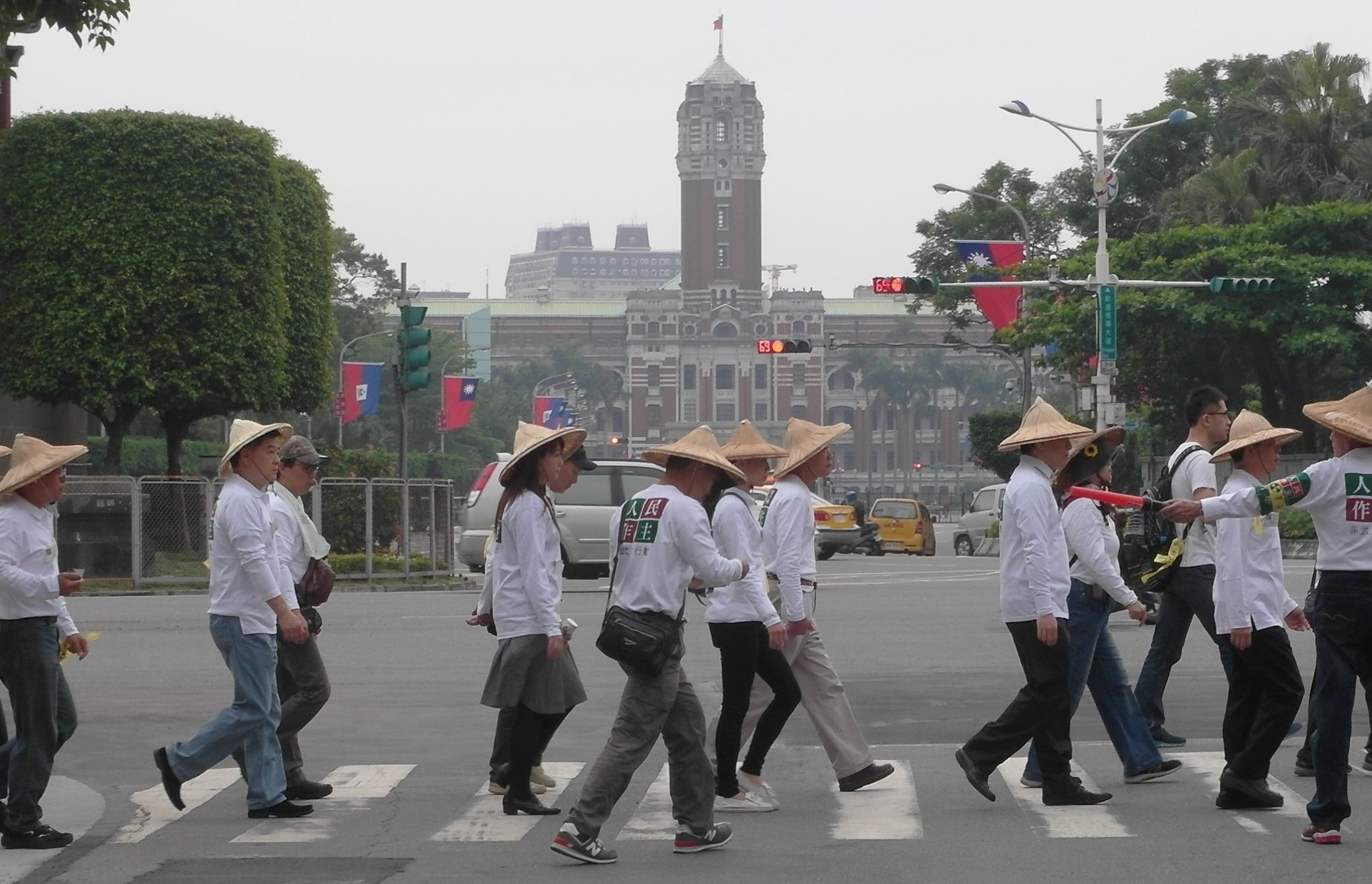 「人民作主」行動步履堅定地走過凱道，走向立法院。(記者陳淑貞攝)