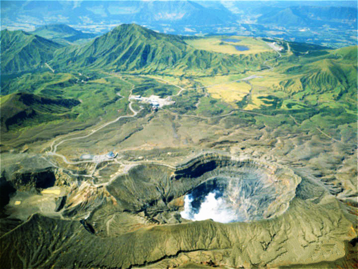 九州有日本最大的火山群，根據專家研究，未來百年內，日本可能會因為九州發生嚴重的火山爆發而全體滅亡！？（圖：取材自阿蘇火山博物館）